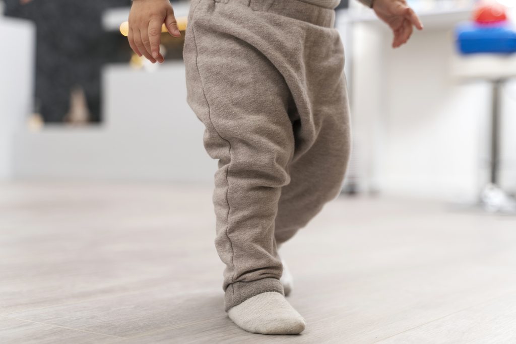 Meu filho está mancando: quando o quadril precisa ser investigado? 1 baby doing his first steps 1 1