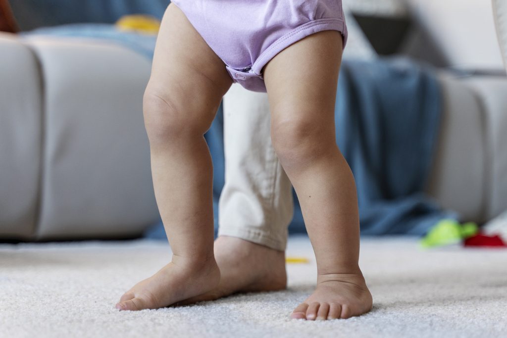 É possível prevenir a displasia do quadril em recém-nascidos? 1 baby learning how walk with his mother s help 1